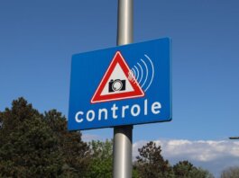 A blue road sign with a camera icon and 'controle' text indicates speed monitoring.
