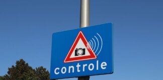 A blue road sign with a camera icon and 'controle' text indicates speed monitoring.