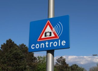 A blue road sign with a camera icon and 'controle' text indicates speed monitoring.