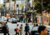 Полиция Реджайны призывает к осторожности: число наездов на пешеходов растёт A bustling urban crosswalk with pedestrians and traffic during the day.