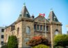 Премьер Британской Колумбии Дэвид Иби обратился к жителям в честь Йом-Кипура A classic stone courthouse in Nanaimo, British Columbia, with Canadian flag, under clear blue sky.