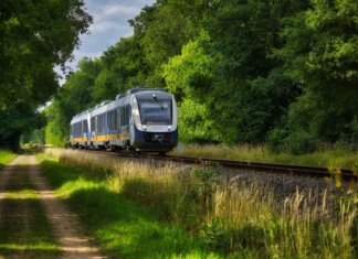 40 летних мест в Метро Ванкувере, куда легко добраться на транспорте A modern passenger train moving through a scenic, green countryside, emphasizing travel and transportation.