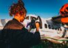 A photographer captures an aircraft on a sunny day in Rio de Janeiro.