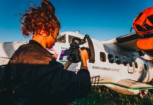 A photographer captures an aircraft on a sunny day in Rio de Janeiro.