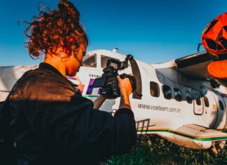 Booking.com продлил партнёрство с УЕФА: от Евро-2028 до женского Евро-2029 A photographer captures an aircraft on a sunny day in Rio de Janeiro.