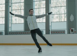 Канадские фигуристы выступят на четвёртом этапе юниорского Гран-при в Анкаре A skilled ice skater executing a graceful move indoors on a rink.