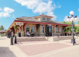 В Калгари стартует фестиваль Calgary Culture Days A sunny day at the historic Calgary Railway Cafe, showcasing classic architecture.