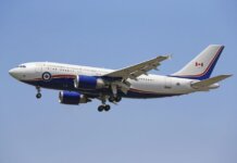 Пуalievre призвал Карни разрешить канадцам покупать канадский алкоголь Airplane flying in clear blue sky with Canadian government livery.