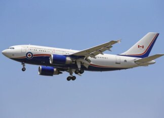Пуalievre призвал Карни разрешить канадцам покупать канадский алкоголь Airplane flying in clear blue sky with Canadian government livery.