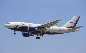 Пуalievre призвал Карни разрешить канадцам покупать канадский алкоголь Airplane flying in clear blue sky with Canadian government livery.