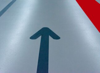 Британская Колумбия обновила план реконструкции больницы в Бёрнаби Blue arrow and red line on a parking garage floor signify direction and order.