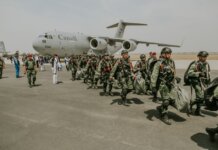 Консерваторы требуют объяснений: канадские военные обучали китайскую армию Canadian military paratroopers walk past a C-17 Globemaster on a sunny day at an airport.