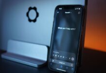 Meta представила Muse — первого в мире личного ИИ-агента для всех Close-up of a smartphone with AI chat interface, showcasing advanced technology in a sleek design.
