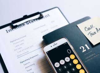 Консерваторы требуют ответственности за нарушение этических норм Close-up of income statement, calculator, and planner for financial planning.