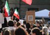 Канада ввела новые санкции против пяти физических лиц и пяти организаций Ирана Crowd demonstrating in Vancouver with Iranian flags advocating for human rights and freedom.