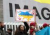 Канада, Украина и Норвегия проведут в Торонто конференцию о возвращении украинских детей Demonstrators rally for Ukraine in Vancouver, holding signs and flags during a peaceful protest.