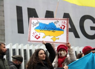 Канада, Украина и Норвегия проведут в Торонто конференцию о возвращении украинских детей Demonstrators rally for Ukraine in Vancouver, holding signs and flags during a peaceful protest.