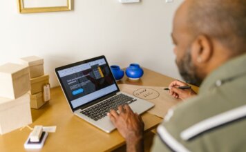 Meta запустила Muse для малого бизнеса: ИИ-агент возьмёт на себя рутину Entrepreneur at a desk using a laptop for business planning. Ideal for tech and startup themes.