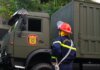 Оттава анонсирует продажу военных активов для служб экстренного реагирования Firefighter in uniform with protective gear stands by an army truck outdoors.