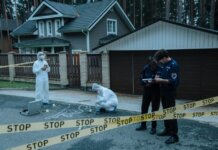 Нападение с мечом в Лондоне (Онтарио): задержан 36-летний мужчина Forensic team investigates suburban crime scene with police officers and evidence markers.