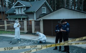 Нападение с мечом в Лондоне (Онтарио): задержан 36-летний мужчина Forensic team investigates suburban crime scene with police officers and evidence markers.