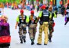 Консерваторы: либералы наймут в КККП лишь 750 полицейских вместо 1000 Group of police officers in uniform patrolling a crowded city street on a sunny day.
