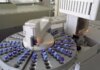 Манитоба готовится к забастовке в Dynacare: как будут работать лаборатории High-tech laboratory equipment with multiple vials in a scientific research facility.