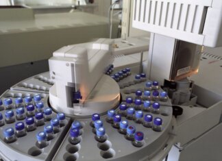 Манитоба готовится к забастовке в Dynacare: как будут работать лаборатории High-tech laboratory equipment with multiple vials in a scientific research facility.