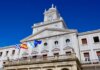 Провинция заменит автоматические дефибрилляторы в школах Low-angle view of the Municipal Palace with flags in Ferrol, Spain on a sunny day.
