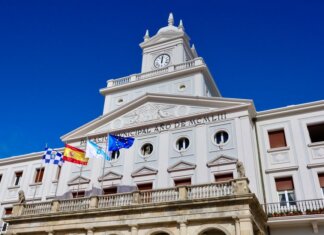 Провинция заменит автоматические дефибрилляторы в школах Low-angle view of the Municipal Palace with flags in Ferrol, Spain on a sunny day.