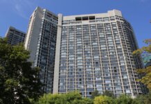 Консерваторы: Карни обещал 500 тысяч домов в год, а стройка падает Modern high-rise residential building in Toronto under clear sky.
