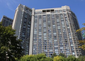 Консерваторы: Карни обещал 500 тысяч домов в год, а стройка падает Modern high-rise residential building in Toronto under clear sky.