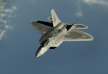 Канада станет наблюдателем в программе боевой авиации с Британией, Италией и Японией Powerful military aircraft soaring against a calm blue sky.