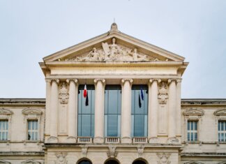Министр юстиции Канады объявил о назначении в Федеральный апелляционный суд The historic Palais de Justice in Nice, showcasing classic French architectural design.