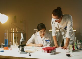 Учёные UBC выяснили, почему болезнь Хантингтона у части пациентов начинается на 10 лет раньше Two scientists working in a laboratory conducting experiments with various equipment and samples.