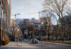 Консерваторы требуют снизить налоги на жильё на фоне роста его недоступности Urban construction site in downtown Toronto with cranes and modern architecture.