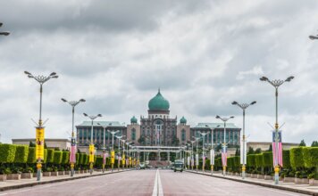 Заявление министра обороны Канады ко Дню признательности семьям военных View of the Perdana Putra building, a landmark of Malaysian architecture, from a street perspective.