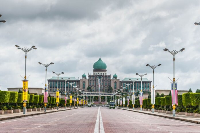 View of the Perdana Putra building, a landmark of Malaysian architecture, from a street perspective. View of the Perdana Putra building, a landmark of Malaysian architecture, from a street perspective.