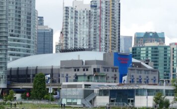 «Ванкувер Кэнакс» объявили состав на Prospects Showcase 2026 в Абботсфорде View of Vancouver's Rogers Arena with the surrounding cityscape and waterfront.