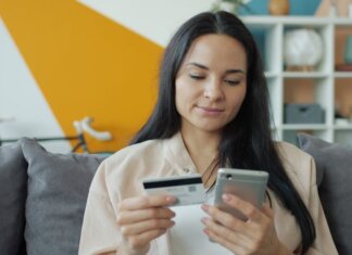 Канада навсегда потеряла последнее эпишельфовое озеро Арктики Woman sitting on sofa shopping online with mobile and credit card.
