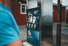 Либералы отклонили предложение консерваторов признать кризис доступности жизни в Канаде A close-up of a gas pump with a person nearby in Newfoundland, outdoors.