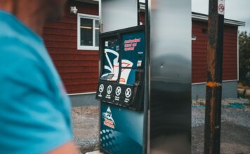 Либералы отклонили предложение консерваторов признать кризис доступности жизни в Канаде A close-up of a gas pump with a person nearby in Newfoundland, outdoors.