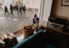 Канада и Исландия выступили с совместным заявлением после встречи в Рейкьявике A cozy corner in a Reykjavik café featuring Icelandic decor and a view of the city street.
