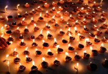 «Ванкувер Кэнакс» отметят десятую Ночь Дивали 3 ноября на Rogers Arena A vibrant collection of lit diyas symbolizing Diwali, the festival of lights, celebrating warmth and prosperity.