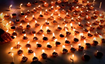 «Ванкувер Кэнакс» отметят десятую Ночь Дивали 3 ноября на Rogers Arena A vibrant collection of lit diyas symbolizing Diwali, the festival of lights, celebrating warmth and prosperity.