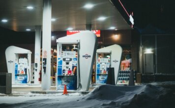 Ньюфаундленд и Лабрадор обнуляет провинциальный налог на бензин и дизель с 1 декабря A well-lit gas station surrounded by snow during a winter night in St. John's, NL, Canada.