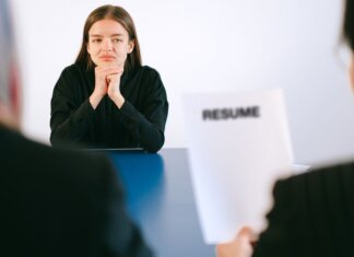 Консерваторы: доля канадцев на рынке труда упала до минимума за 29 лет A woman in a job interview facing two employers with a focus on her resume.