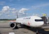 Air Canada и United Airlines хотят обновить совместное предприятие на рейсах в США Air Canada Boeing 777 airplane parked at an airport gate under a clear blue sky.