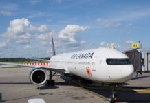 Air Canada и United Airlines хотят обновить совместное предприятие на рейсах в США Air Canada Boeing 777 airplane parked at an airport gate under a clear blue sky.