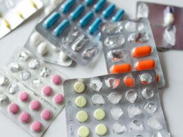 Health Canada за квартал одобрило 16 новых препаратов и 540 медизделий Assorted colorful blister packs of pills and capsules on a white surface.